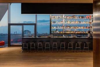 Opere d'arte e skyline Milano, apre ristorante Fondazione Prada Opere d'arte e skyline Milano, apre ristorante Fondazione Prada